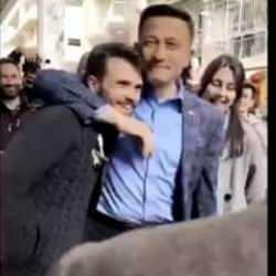 Hamza Dağ ile vatandaş arasında g&uuml;l&uuml;mseten diyalog