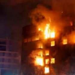 İspanya'da 14 katlı bina alevlere teslim: Balkonda can pazarı yaşandı