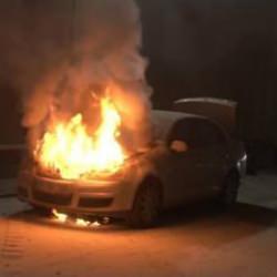 Kadıköy'de otomobil alev alev yandı!