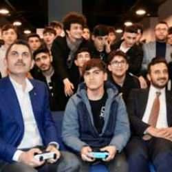 Murat Kurum E-Spor merkezini ziyaret etti! Gen&ccedil;lerle oyun oynadı...