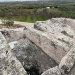 Pes dedirten olay: 2 bin yıllık mezarı asitle eritmeye &ccedil;alıştılar