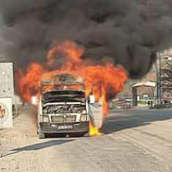  Seyir halindeki yolcu minibüsü alev alev yandı