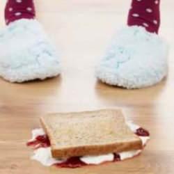 5 saniye kuralı gerçek mi? Yere düşen yemek yenir mi? Yere düşen yiyeceklere 5 saniye kuralı...