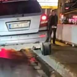 Alkoll&uuml; s&uuml;r&uuml;c&uuml; tehlike sa&ccedil;tı! Kaldırımda y&uuml;r&uuml;yen yaya son anda kurtuldu