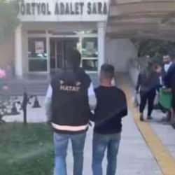 Aranan h&uuml;k&uuml;ml&uuml; yakayı ele verdi