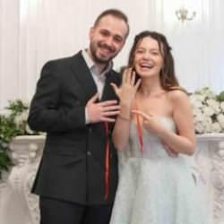 Eşkıya Dünyaya Hükümdar Olmaz’ın Didem’i Gizem Arıkan nişanlandı! Sade bir nişan töreni ile evlilik yolunda ilk adımı attılar