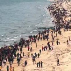 Gazze'de insanlık dramı! Denize d&uuml;şen yardımları alabilmek i&ccedil;in sahile akın ettiler