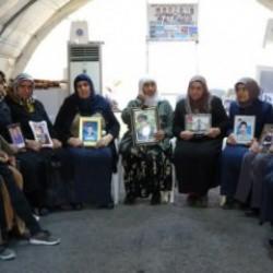 HDP il binası &ouml;n&uuml;ndeki aileler evlat m&uuml;cadelesini s&uuml;rd&uuml;r&uuml;yor