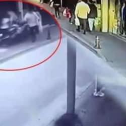 İzmir'de feci kaza! Motosiklet, kaldırımda y&uuml;r&uuml;yenlerin arasına daldı