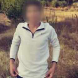 Liseli gen&ccedil;, parkta ağacı oyarken kazara kendini &ouml;ld&uuml;rd&uuml;