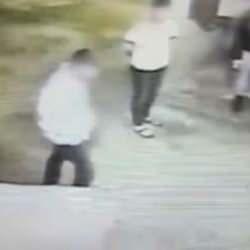 Tekme tokat d&ouml;v&uuml;p, bı&ccedil;akladılar: Adana'da otopark cinayeti