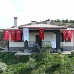 Şehit Özdemir'in ailesine evi teslim edildi