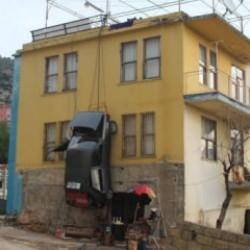 Sinirlerine hakim olamadı! Aracını halatla astı