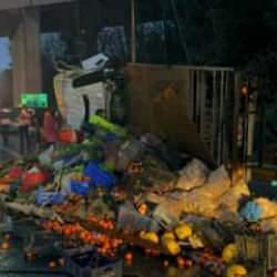 Beykoz’da özel halk otobüsü ile kamyon çarpıştı