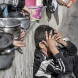 Gazze'nin kuzeyinde, açlıktan hayvan yemi yemek zorunda kalan çocuklar zehirleniyor