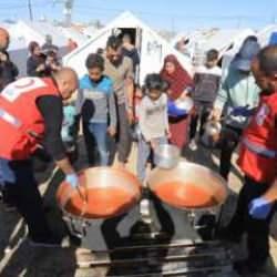 Gazze'ye yardım taşıyan T&uuml;rk Kızılayın gemisi Mısır'da
