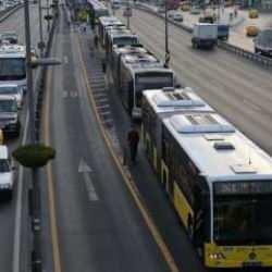 Beylikdüzü'nde metrobüs kazası! İki otobüs çarpıştı