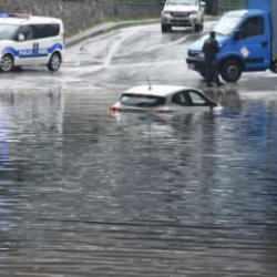 İzmir'de her yağış sonrası aynı manzara: Su bastı, otomobil mahsur kaldı