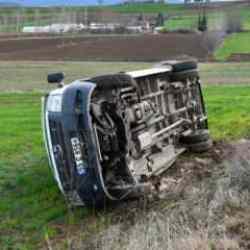 Öğrenci servisi devrildi: Yaralılar var