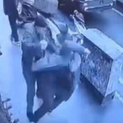 Sokakta korku dolu anlar: Kafasına taşla vurdu!