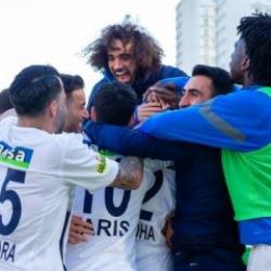 Üç gollü İstanbul derbisinde kazanan Kasımpaşa