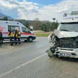 Ambulans ile minibüs çarpıştı: Yaralılar var!