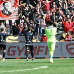 Eskişehirspor, Önder Karaveli ile ilk maçını farklı kazandı