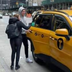 Eylem Tok ve oğlu New York'ta görüntülendi! Güle eğlene geziyorlar