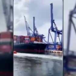 Gemi vinçleri yerle bir etti! İşte devasa demir yığınlarının düşüş anı...