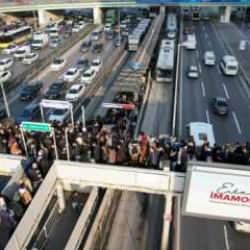 Metrobüs kuyruğu ile İmamoğlu'nun 'Tam yol ileri' afişi ilginç bir görüntü oluşturdu