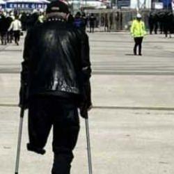 Cumhurbaşkanı Erdoğan'ı dinlemek için koltuk değnekleriyle mitinge geldi