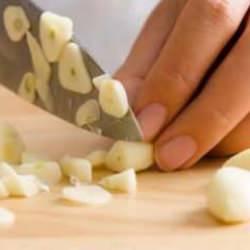 Ellerdeki sarımsak kokusu nasıl geçer? Eldeki sarımsak kokusu geçirecek birbirinden etkili 4 yöntem