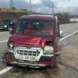 Hafif ticari ara&ccedil;lar &ccedil;arpıştı, 1 yaralı