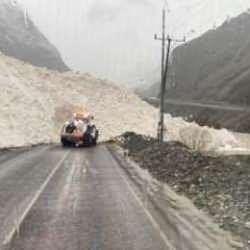Hakkari'de kara yoluna çığ düştü: Ulaşım çift yönlü kapandı
