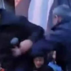 Hatay B&uuml;y&uuml;kşehir Belediye Başkanı Savaş, konuşma yaptığı platformdan itilerek d&uuml;ş&uuml;r&uuml;ld&uuml;