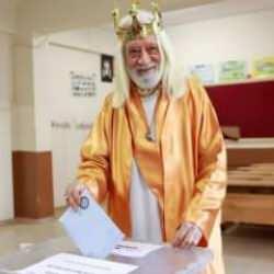 'Adana kralı' da oyunu kullandı: Birbirinden ilginç seçim manzaraları!