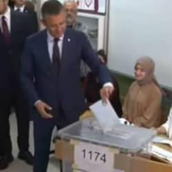 CHP Genel Başkanı &Ouml;zg&uuml;r &Ouml;zel oyunu kullandı