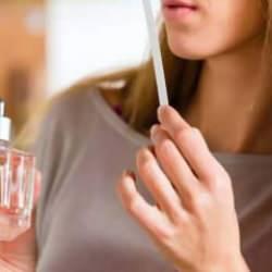 Kadınların parfüm sürmesi caiz mi? Koku sürünmek ve parfüm sıkmak günah mı?