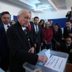 Bah&ccedil;eli oyunu kullandı! Y&uuml;z&uuml;ndeki morlukların nedeni belli oldu