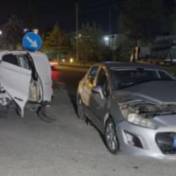 Bursa'da otomobil ile hafif ticari ara&ccedil; &ccedil;arpıştı: 9 yaralı