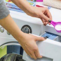 Çamaşırlarınızı yanlış yıkıyorsunuz! Çamaşır makinesine ne kadar deterjan eklemelisiniz?