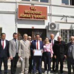 CHP'li başkan, mazbata aldıktan sonra AK Parti'nin adayına k&uuml;f&uuml;r etti