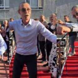 Etimesgut Belediye Başkanı Beşik&ccedil;ioğlu, se&ccedil;imleri &lsquo;Erik Dalı&rsquo; oynayarak kutladı