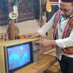 Eskişehir'de 70 yıllık televizyon ve radyoyu dükkanında saklıyor