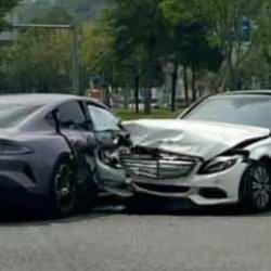 Kafa kafaya çarpıştılar! Xiaomi SU7 ilk kazasını Mercedes ile yaptı...