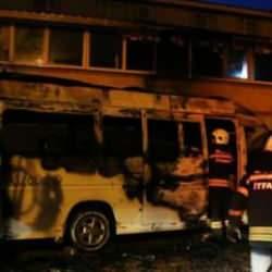 Muğla'da minibüste çıkan yangın eve sıçradı