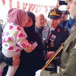 Şehit Hikmet Aslan son yolcuğuna g&ouml;zyaşlarıyla uğurlandı