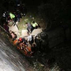 17 metreden d&uuml;şen otomobilde burunları bile kanamadı