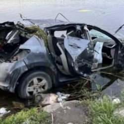 İstanbul'da feci kaza: Göle uçan araçta can verdi