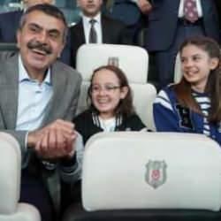 Milli Eğitim Bakanı Yusuf Tekin, çocuklarla Beşiktaş tribününde maç izledi